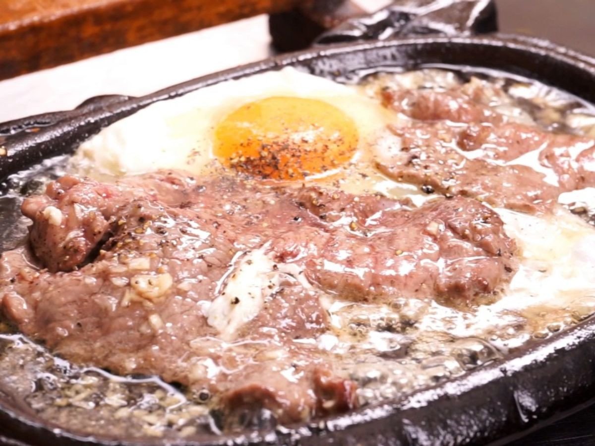 Bánh mì áp chảo Tú Xương cùng các món ăn kèm