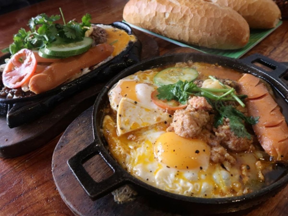 Bánh mì áp chảo xíu mại tại Hủ Tíu Mì Anh Anh