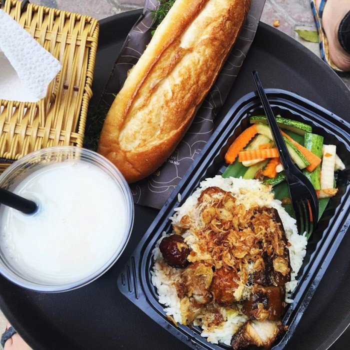 Bánh mì Bà Bứa, đặc trưng với phong cách bánh mì ăn kèm xôi độc đáo