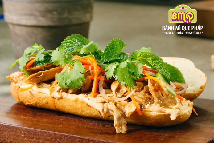 Bánh mì Ba Ghi với nhân gà xé đậm đà, kết hợp rau dưa tươi ngon, góp phần làm phong phú bản đồ ẩm thực bánh mì Gò Vấp.