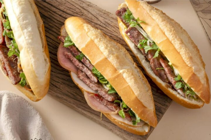 Bánh mì Bà Hưng giòn rụm với nhân thịt đa dạng tại Đà Nẵng
