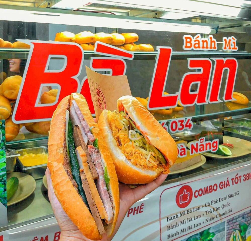 Bánh mì Bà Lan với phần nhân đầy đặn, pate ngon và nước sốt đặc trưng tại Đà Nẵng