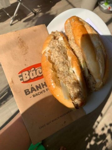 Bánh mì Bách TP Thanh Hóa nóng hổi với vỏ giòn rụm