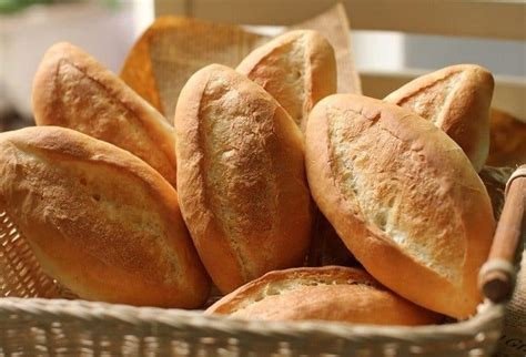 Bánh mì baguette được đặt trong lò nướng điện để làm nóng