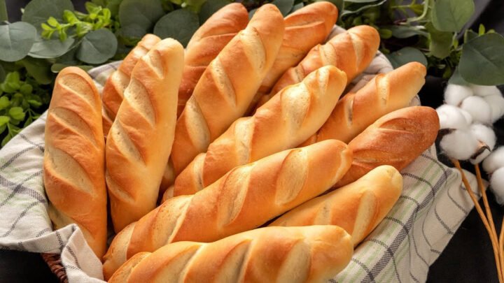 Bánh mì baguette vàng giòn đang được làm nóng trên chảo