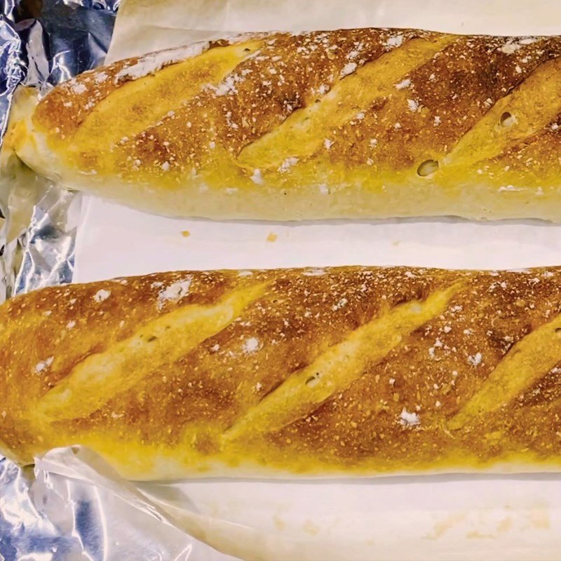 Bánh mì baguette vàng giòn với phô mai và thịt nguội