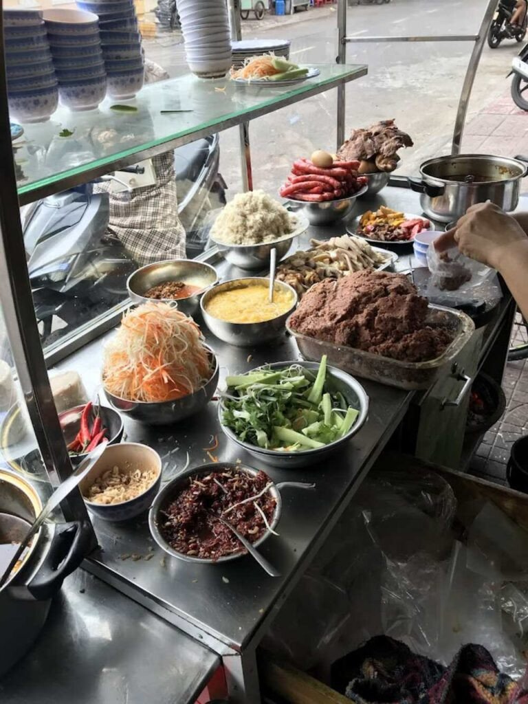 Bánh mì Bảy Quán hấp dẫn với đa dạng nhân, từ thịt nướng đến xíu mại, mỗi loại đều đầy đặn và ngon miệng