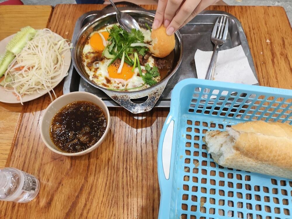Bánh mì Bảy Quán với ổ bánh mì nóng giòn, pate thơm lừng và rau sống