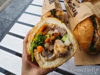 Bánh mì bì thịt heo giòn tan với nhân đầy đặn
