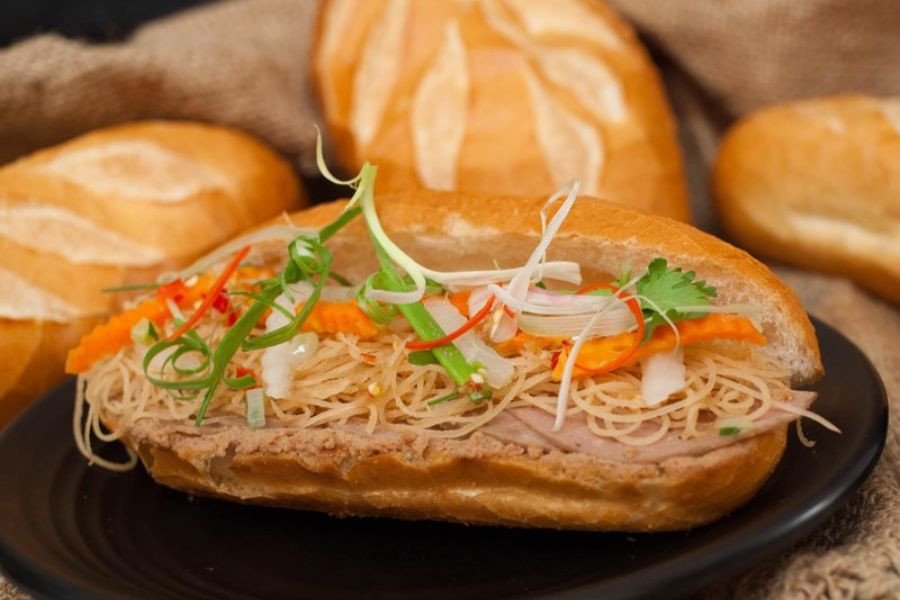 Bánh mì bì với bì heo trộn thính và nước mắm chua ngọt, hương vị dân dã.