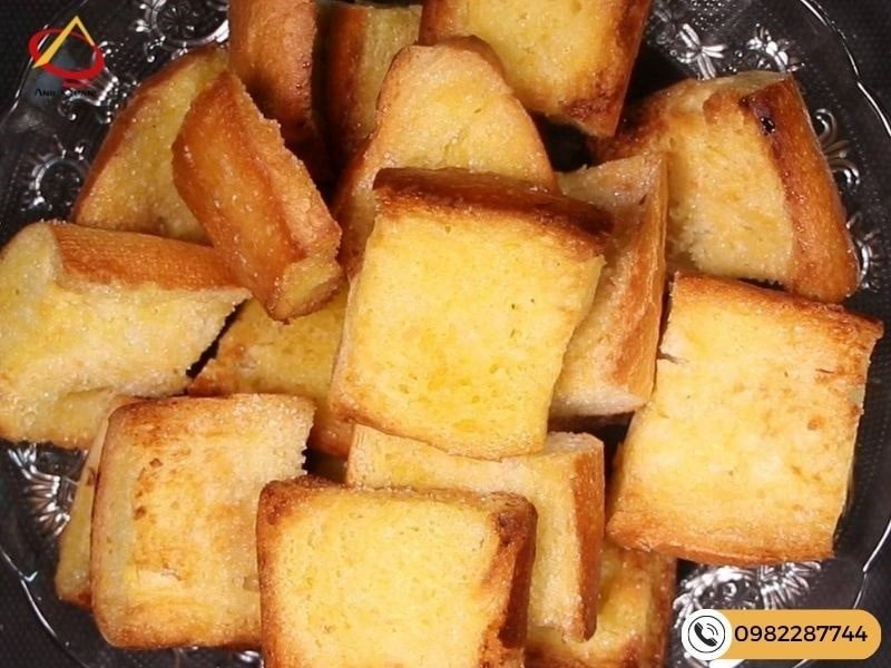 Bánh mì bơ đường đang được nướng vàng giòn trong lò