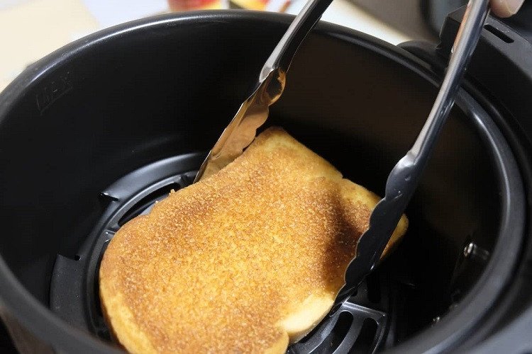 Bánh mì bơ đường vàng óng, giòn tan sau khi nướng lại trong nồi chiên không dầu