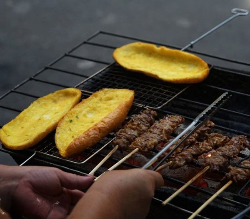 Bánh mì bơ mật ong thơm béo cùng thịt xiên nướng nóng hổi tại Hà Nội
