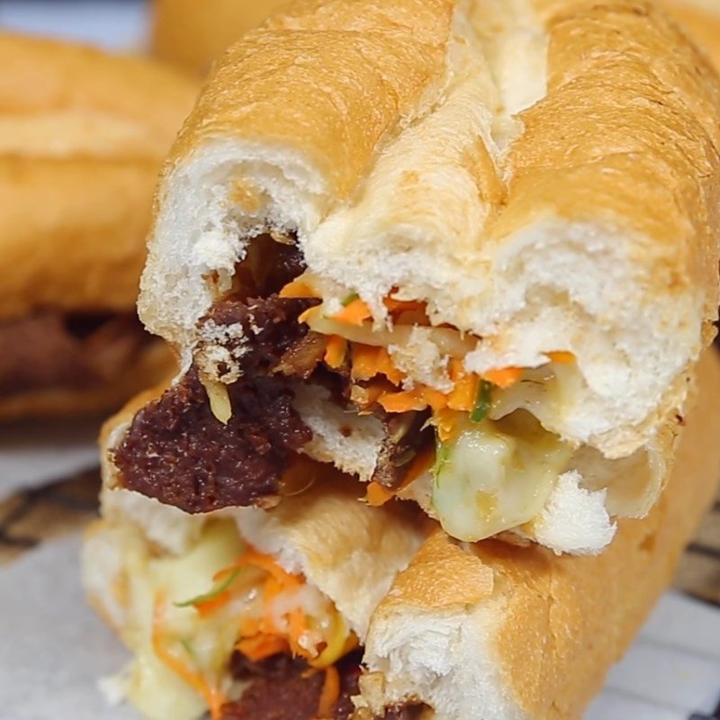 Bánh mì bò phô mai miếng thành phẩm nóng hổi, thơm ngon hấp dẫn