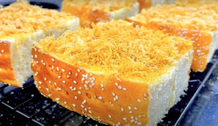 Bánh mì bơ ruốc thơm ngon với lớp ruốc vàng ươm và bơ béo ngậy