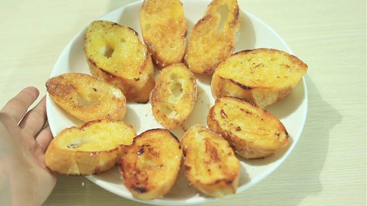 Bánh mì bơ sữa đặc nướng chảo vàng óng, hấp dẫn