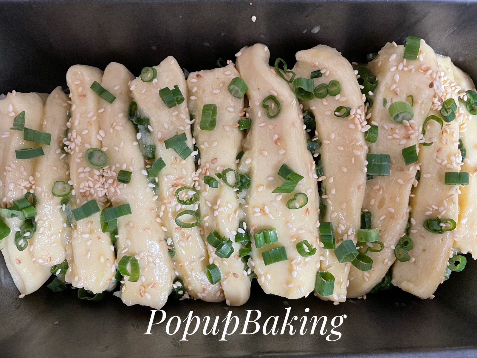 Bánh mì bơ tỏi đã sẵn sàng để nướng