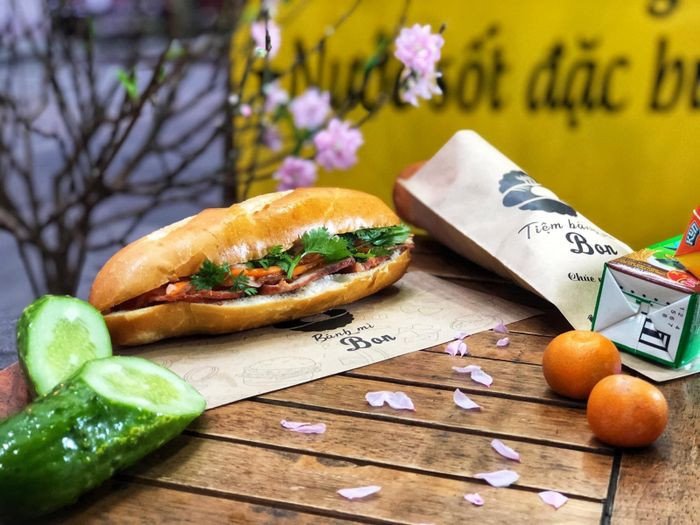 Bánh mì Bon Thanh Hóa với xiên thịt khổng lồ cuộn thơm ngon