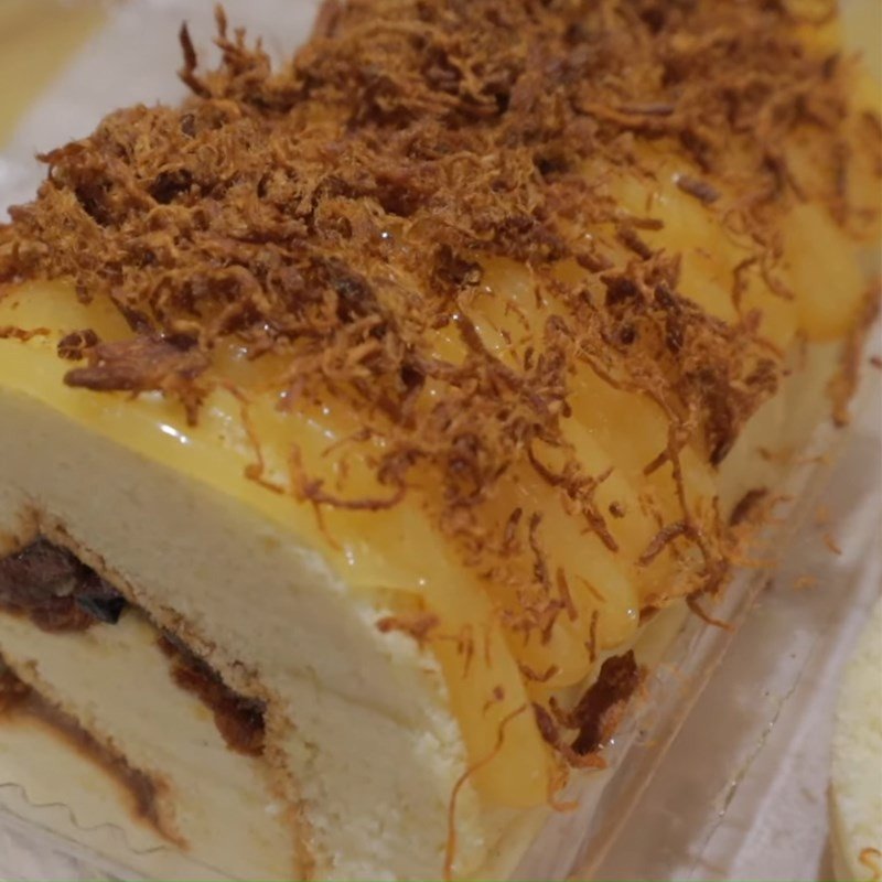 Bánh mì bông lan ruốc gà cay sau khi cuộn và định hình