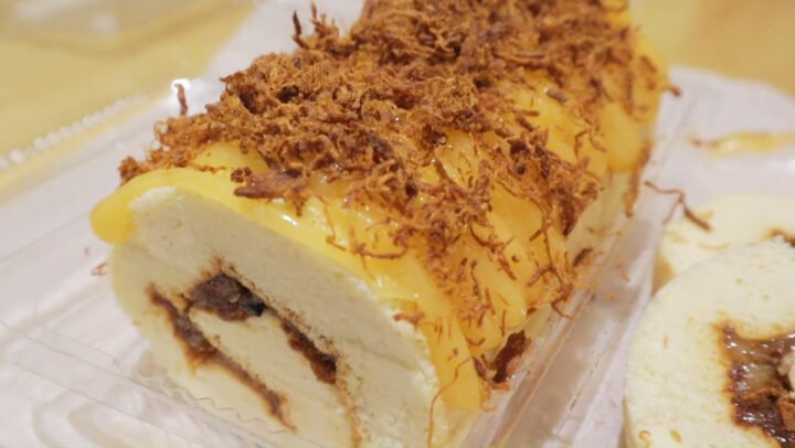 bánh mì bông lan ruốc gà cay sốt dầu trứng hoàn chỉnh