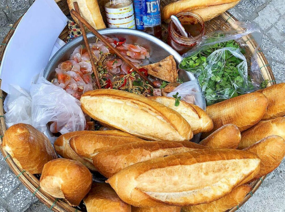 Bánh mì bột lọc Dì Hoa được phục vụ cùng chả bò, chả lụa và sử dụng sốt xá xíu thay vì nước mắm tại Đà Nẵng