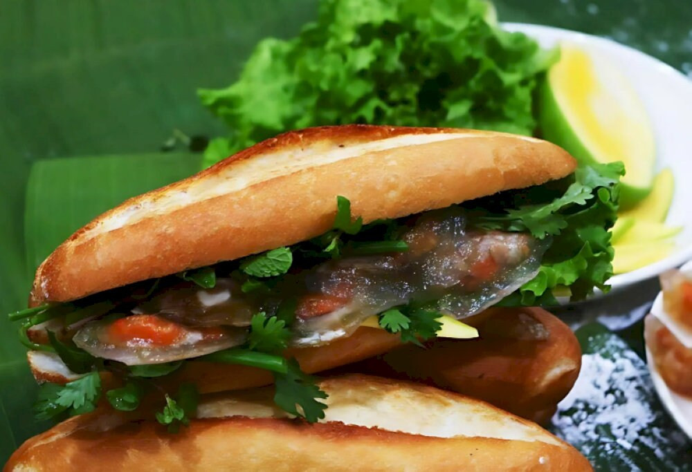 Bánh mì bột lọc Dì Phượng được phục vụ cùng pate và chả chiên béo ngậy tại Đà Nẵng