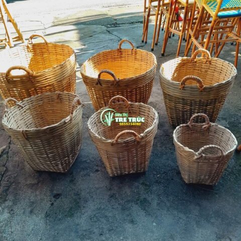 Bánh mì cần xé truyền thống đựng trong sọt tre