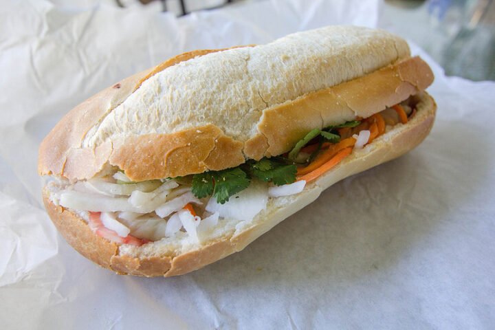 Bánh mì cắt đôi với nhân thịt và rau