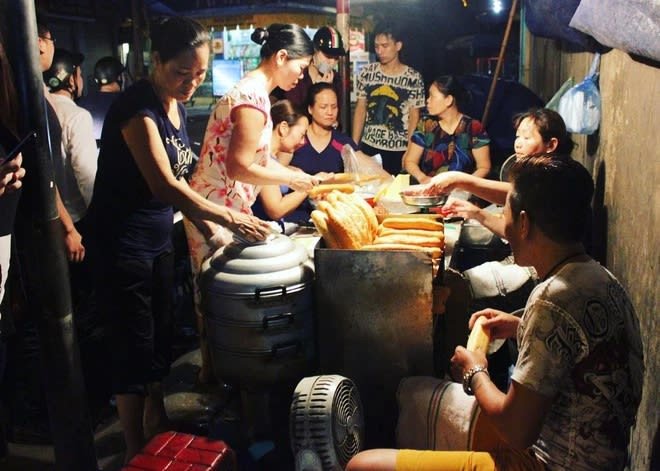 Bánh mì cay chợ Cột Đèn, đặc sản đêm Hải Phòng