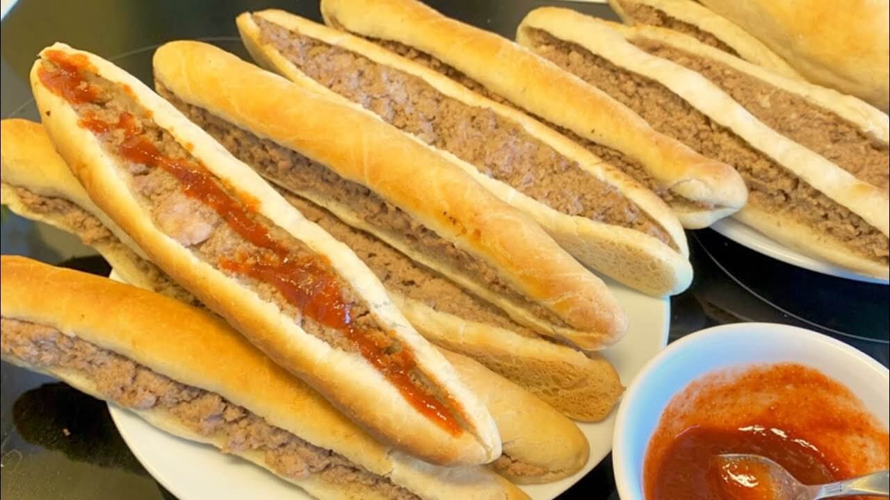 Bánh mì cay Ông Cuông với pate béo ngậy và tương ớt cay nồng, hình ảnh cận cảnh sự hấp dẫn.
