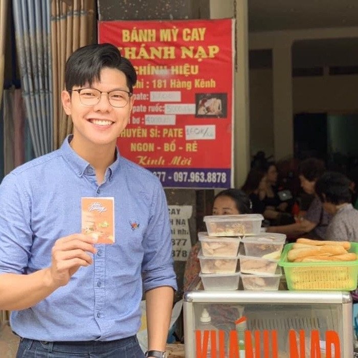 Bánh mì cay Ông Già ngã 3 Khánh Nạp với pate truyền thống