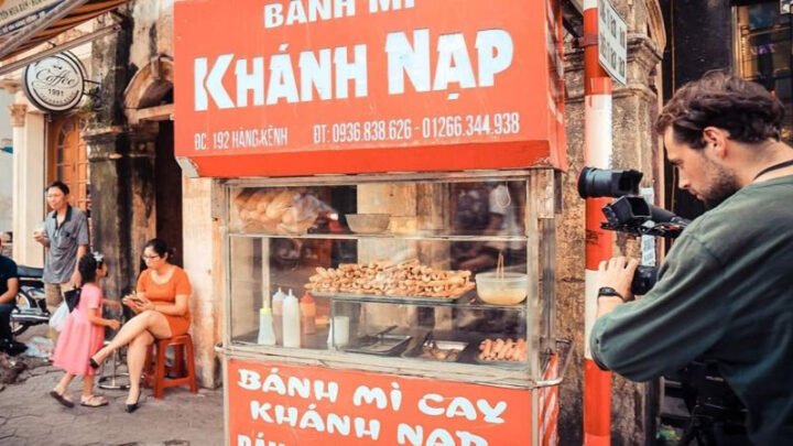 Bánh mì cay pate nóng hổi, giòn tan