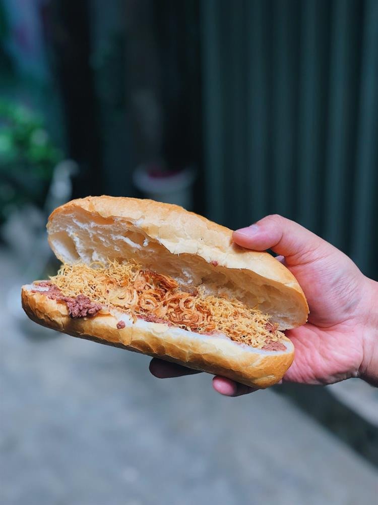 Bánh mì chà bông gà với pate béo ngậy và dưa chua