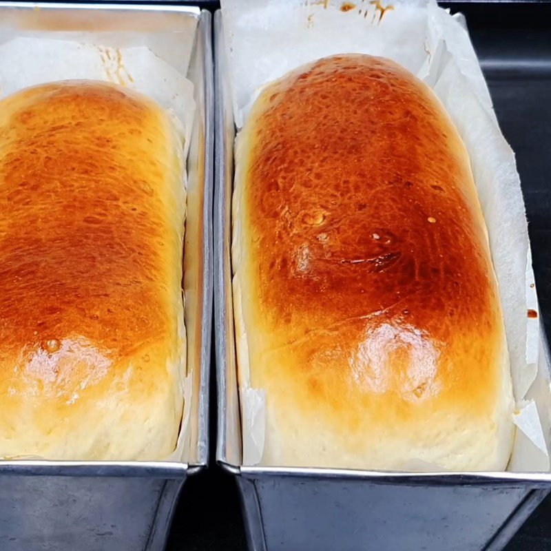 Bánh mì chà bông sau khi nướng, phết bơ tạo độ bóng