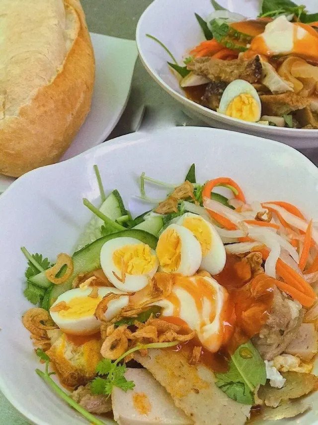 Bánh mì chả cá Đoàn Kết với nước sốt đặc trưng, hấp dẫn