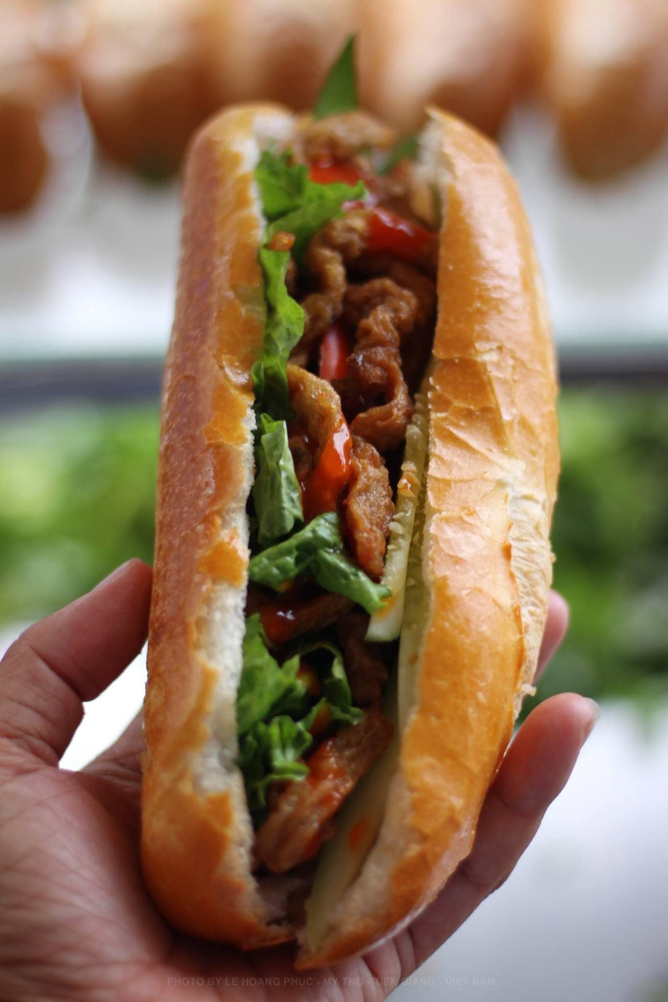 Bánh mì chả cá Mỹ Khê nóng hổi, thơm lừng vị biển