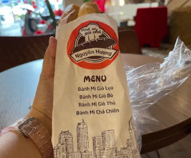 Bánh mì chả cá Nguyên Hương với nhiều lớp chả cá đậm đà