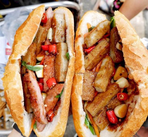 Bánh mì chả cá Nha Trang với lát chả cá chiên tiện lợi