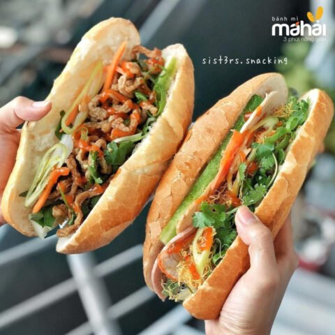 Bánh mì chả cá nóng hổi, giòn rụm với chả cá vàng ươm và rau tươi