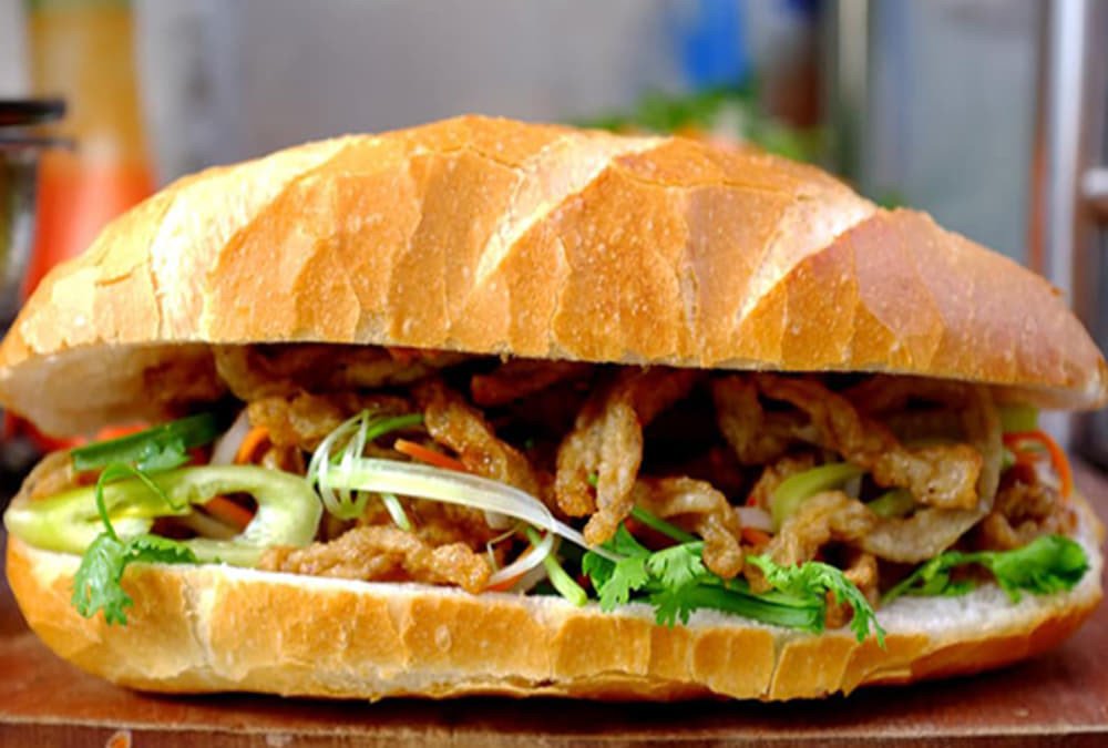 Bánh mì chả cá nóng Quận 1 được chiên tại chỗ để đảm bảo độ tươi ngon