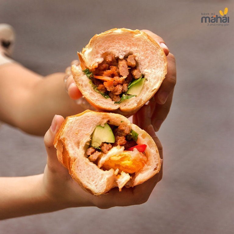 Bánh mì chả cá sợi thơm lừng, giòn rụm sẵn sàng thưởng thức