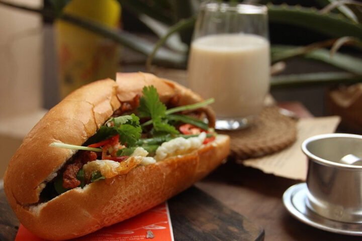 Bánh mì chả cá thơm ngon hấp dẫn