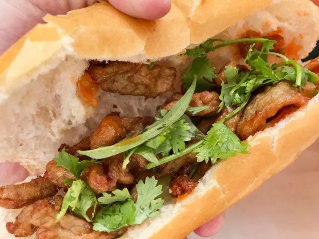 Bánh mì chả cá tươi ngon tại Quán Anh, Nha Trang