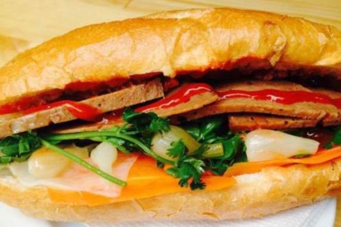 Bánh mì chả Đà Nẵng nhân thịt và chả