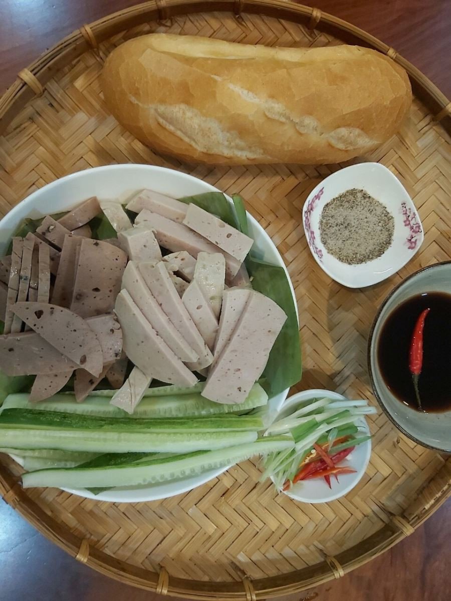 Bánh mì chả lụa và chả bò hấp dẫn, nguyên liệu chính cho món ăn sáng