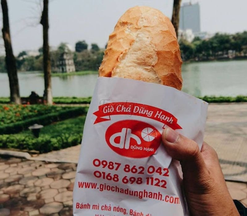 Bánh mì chả nóng Dũng Hạnh với lát chả dày thơm ngon