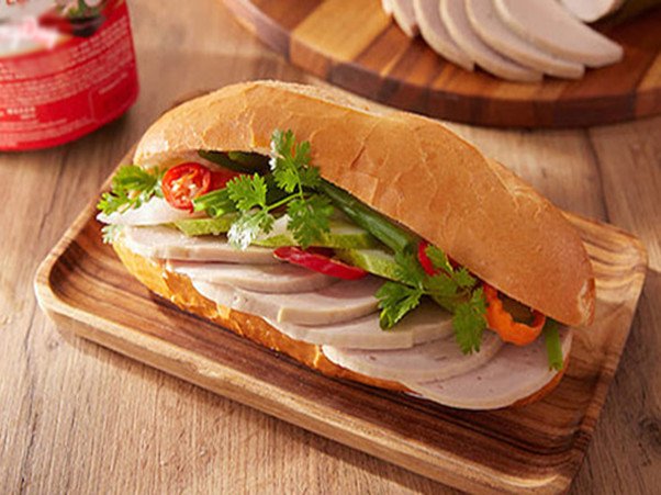 Bánh mì chả nóng tươi ngon, hấp dẫn