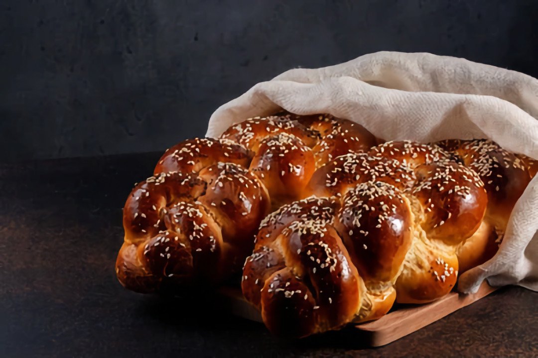 Bánh mì Challah bện truyền thống, chứa trứng nên không thuộc loại bánh mì thuần chay