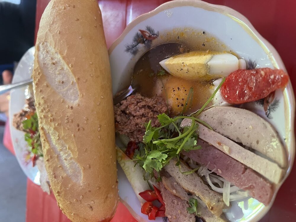 Bánh mì chấm hấp dẫn tại quán cô Hạnh, với lớp vỏ giòn tan và nước chấm đậm vị, khiến mỗi miếng bánh đều trở nên tuyệt vời