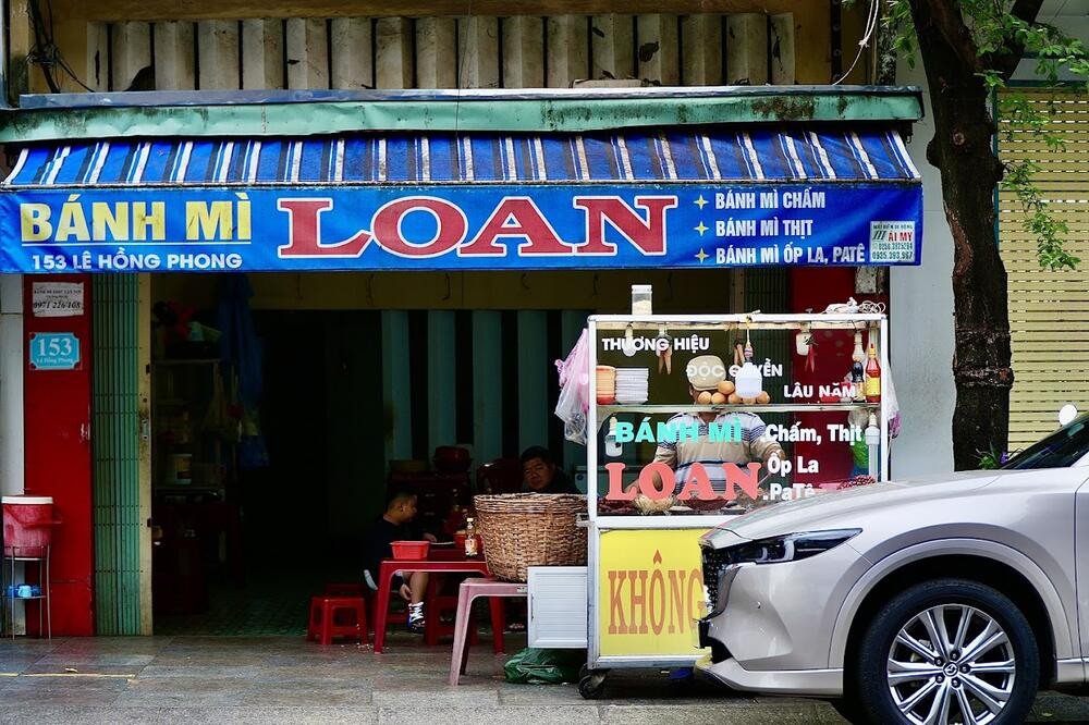 Bánh mì chấm hấp dẫn tại quán Loan, với hương vị đậm đà của nước chấm và lớp vỏ bánh giòn xốp, là món ăn không thể bỏ qua